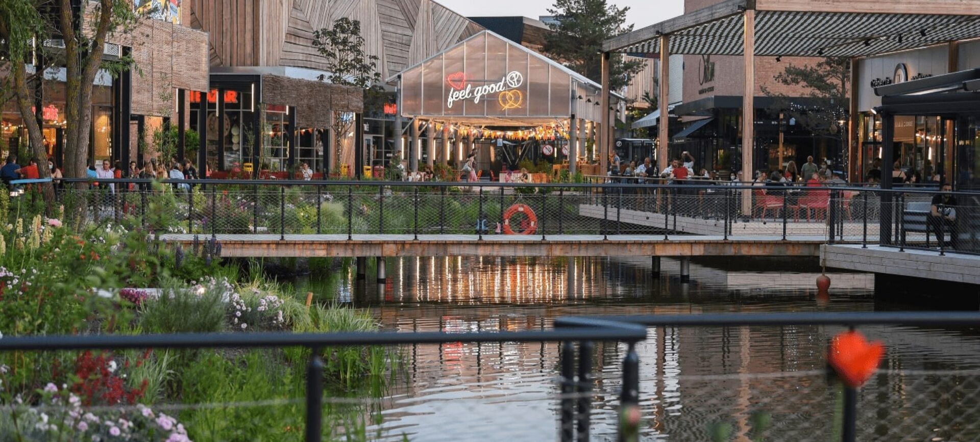 Centre commercial sur l'eau