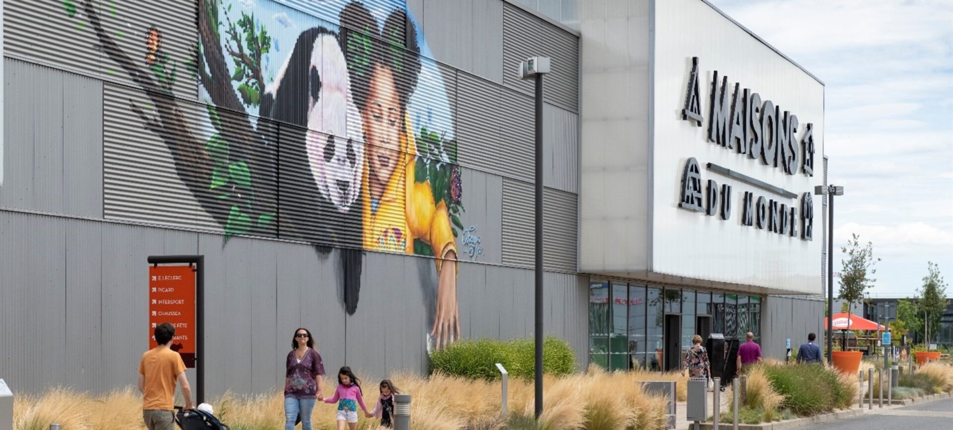 Centre commercial avec oeuvre peinte