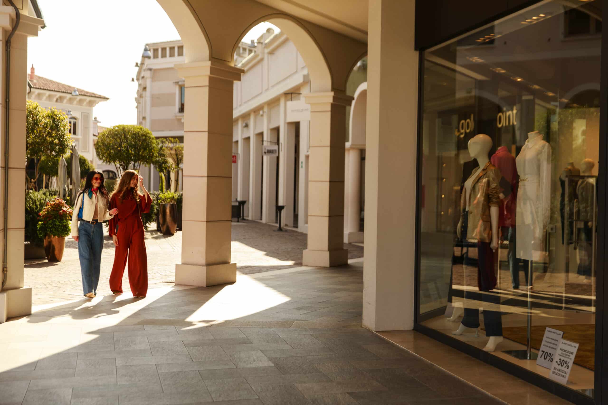 Montova outlet shopping